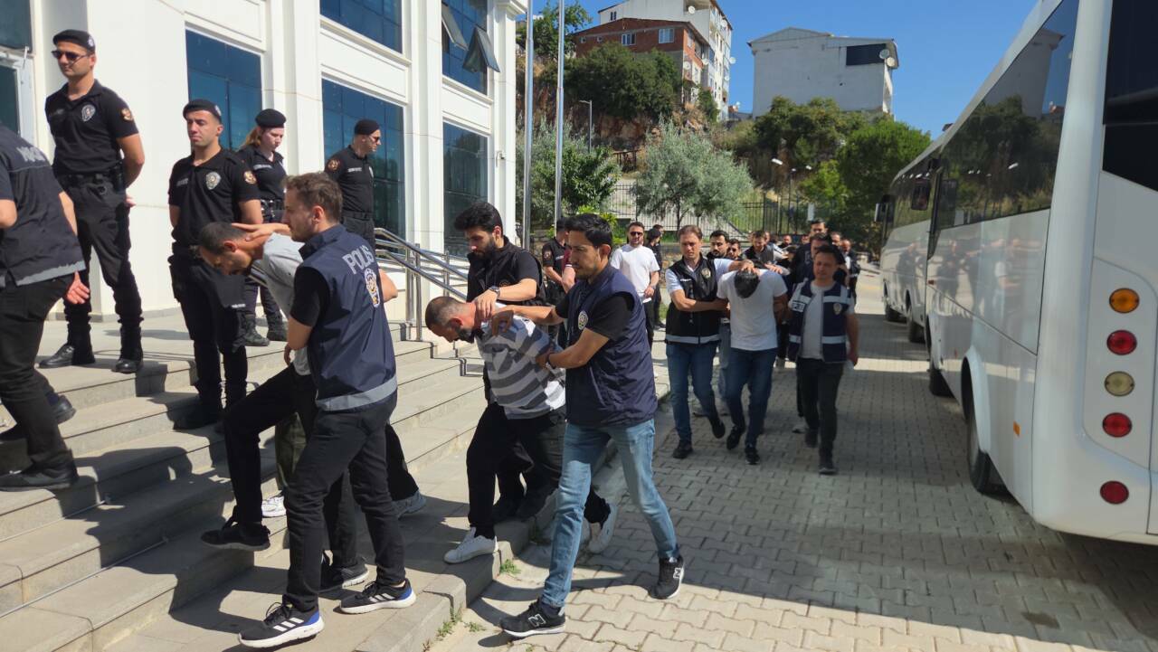 Bursa merkezli uyuşturucu operasyonu: 29 şüpheli adliyede 2 bursa merkezli uyusturucu operasyonu 29 supheli adliyede 239cc0b171e1