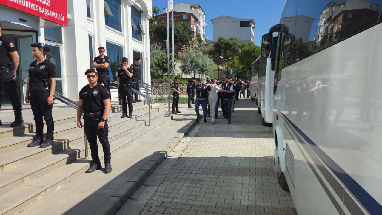Bursa merkezli uyuşturucu operasyonu: 29 şüpheli adliyede 1 bursa merkezli uyusturucu operasyonu 29 supheli adliyede 6765e0b2801a