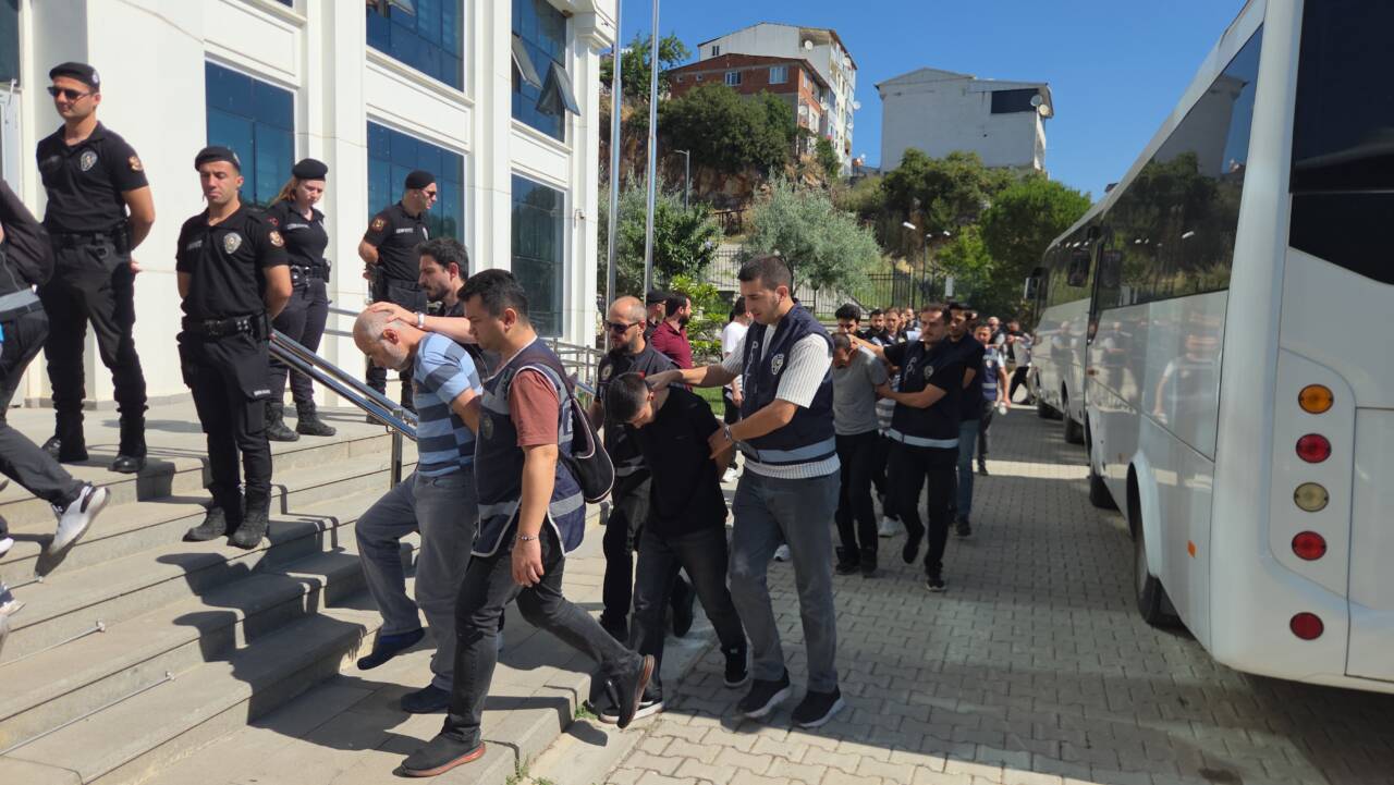 Bursa merkezli uyuşturucu operasyonu: 29 şüpheli adliyede 4 bursa merkezli uyusturucu operasyonu 29 supheli adliyede 7e4b32c38a6f