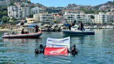 Bursa’nın Mudanya ilçesinde Çevre Haftası çerçevesinde düzenlenen etkinlikte, polis dalgıçlar