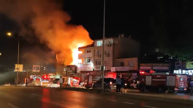 Bursa’da alevler geceyi aydınlattı Bursa'da iki katlı bir binada çıkan ve paniğe neden olan