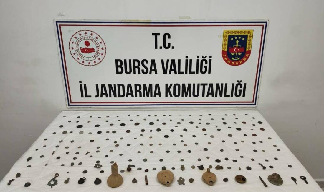 Bursa’da aranan araçta ‘tarih’ ele geçirildi Bursa’nın Gemlik ilçesinde arama yapılan araçta, Roma ve Bizans dönemine