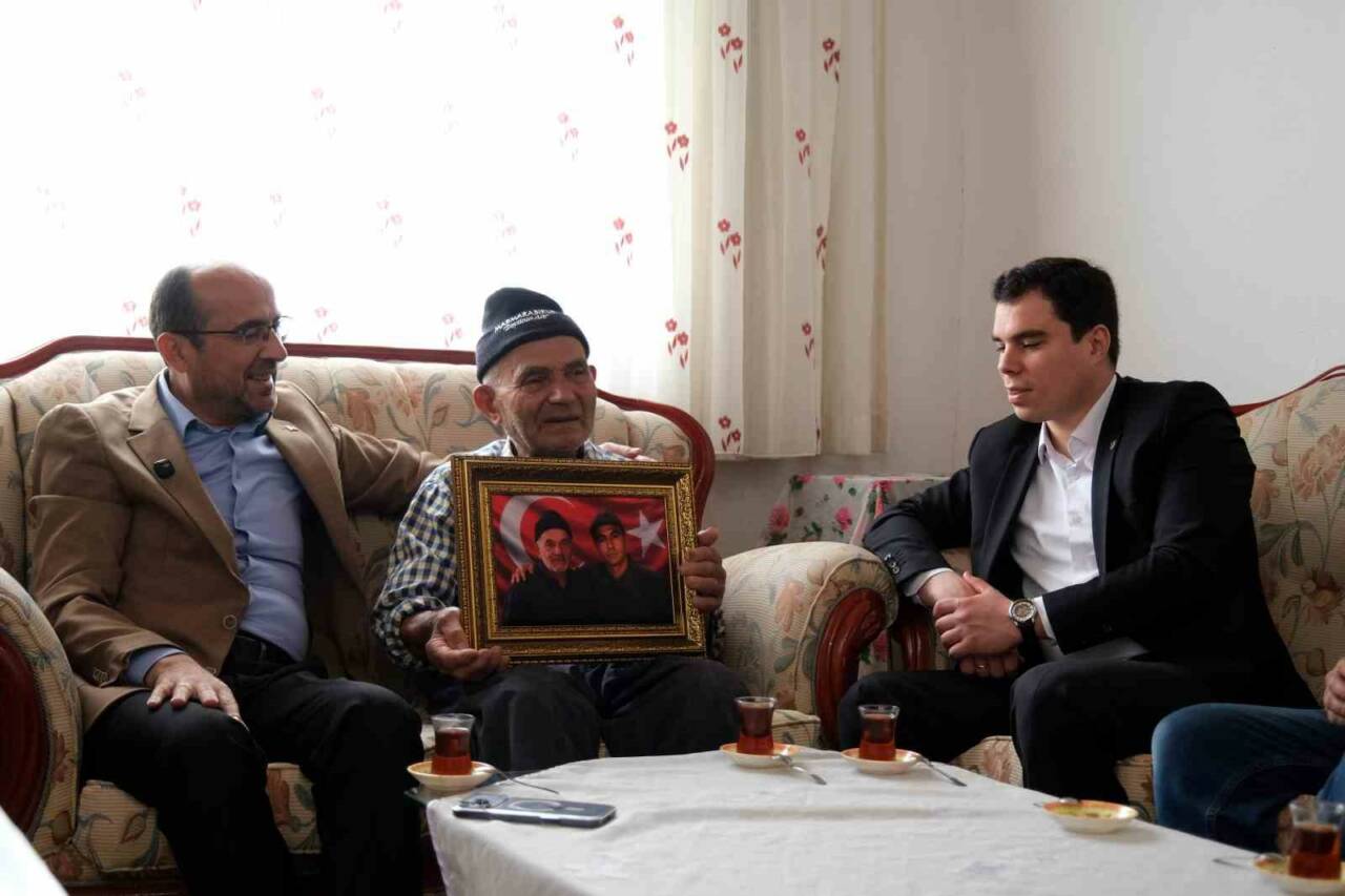 Bursa’da Babalar gününde şehit aileleri unutulmadı Orhaneli Kaymakamı Muhammed Furkan Tuna ve Orhaneli Belediye Başkanı Ali