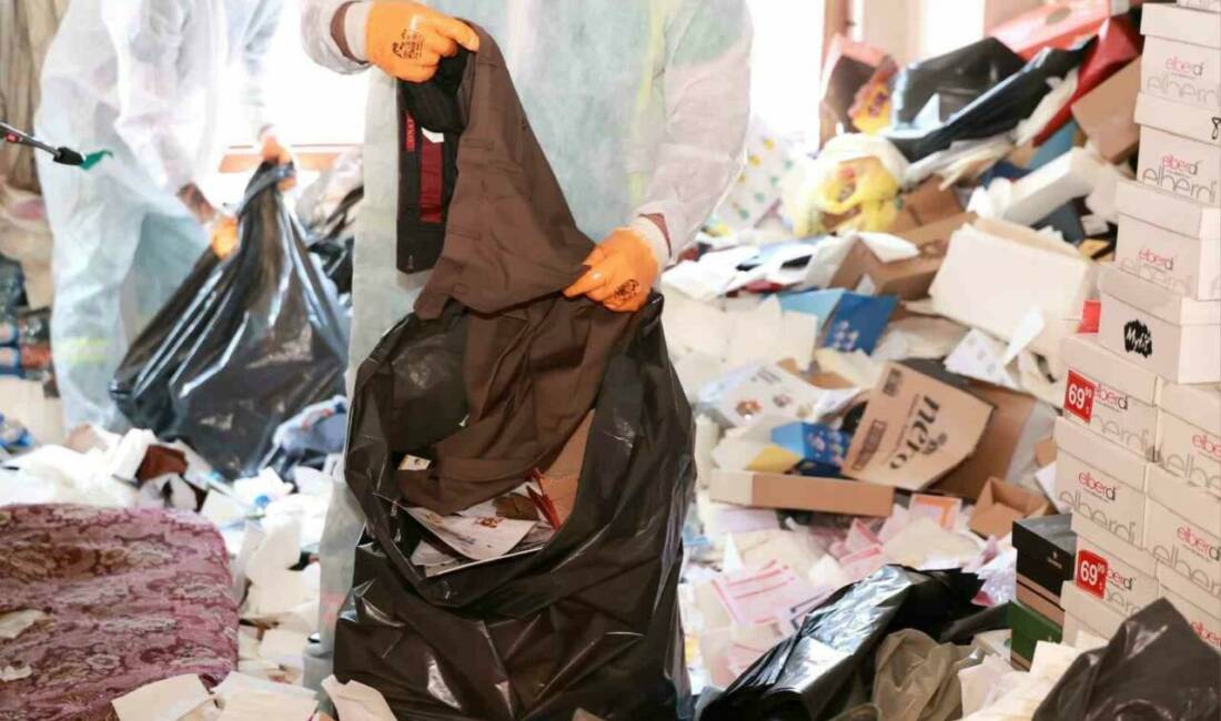 Bursa’da bu evden 20 ton çöp çıktı Osmangazi Belediyesi, vatandaşlardan gelen ihbar üzerine harekete geçerek tonlarca çöpün
