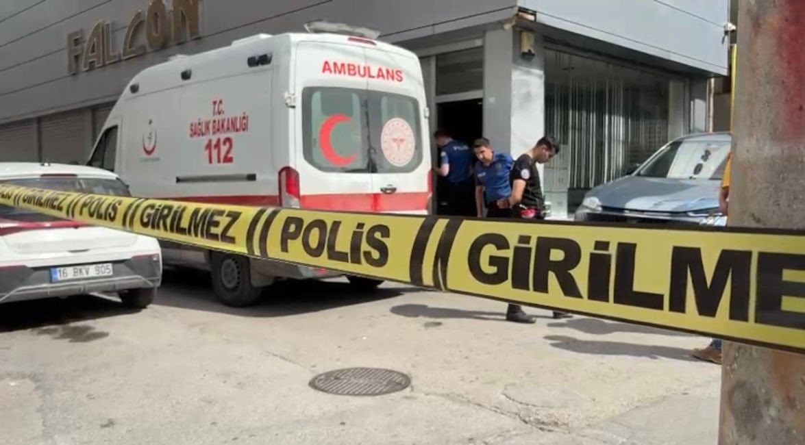 Bursa’da dehşet: 2 ölü Bursa’da bir kişi ayakkabıcılar çarşısında işyerinde bir kadını öldürüp aynı