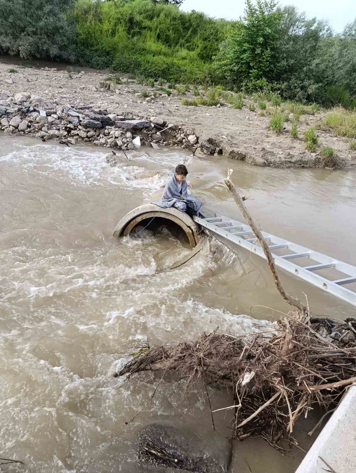 bursada dereye dusen cocuk kurtarildi c5e05b46f9d1