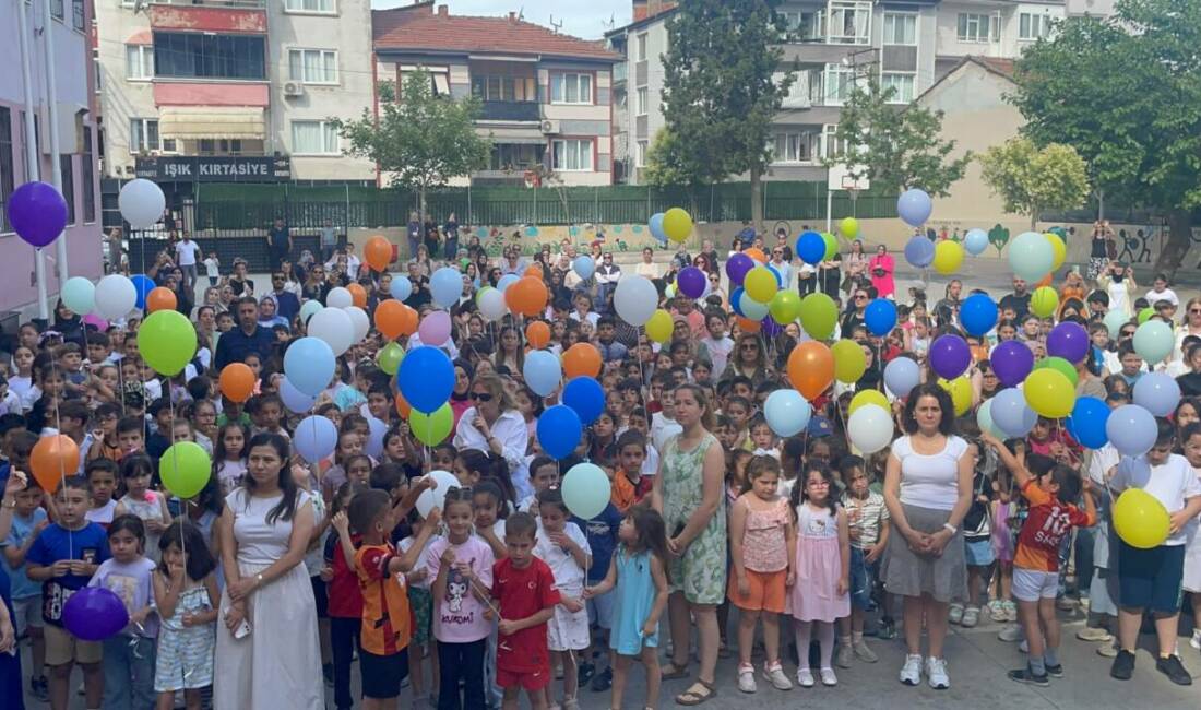 Bursa’da duygusal anlar: Lösemi’yi yenen arkadaşlarını bakın nasıl karşıladılar Bursa'nın Gemlik ilçesinde lösemi tedavisi gören ve 6 ay eğitiminden