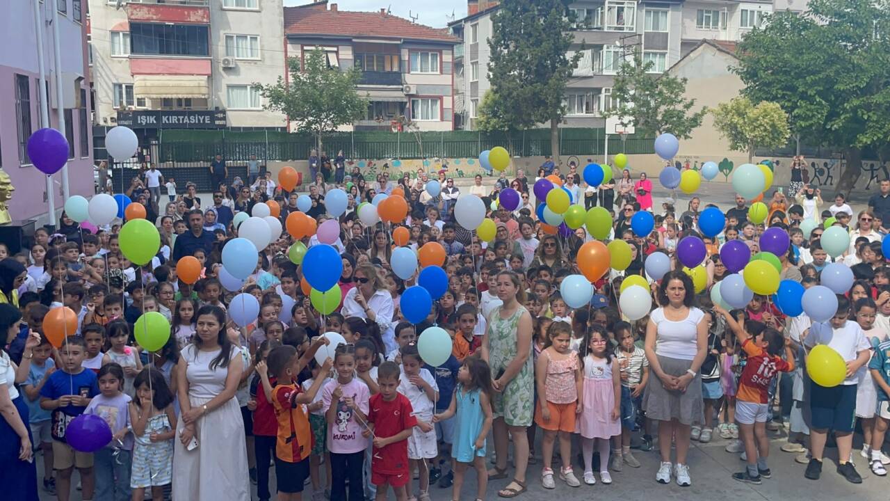 Bursa'da duygusal anlar: Lösemi'yi yenen arkadaşlarını bakın nasıl karşıladılar 7 bursada duygusal anlar losemiyi yenen arkadaslarini yuzlerce balonla karsiladilar 1a62fd8b5a79