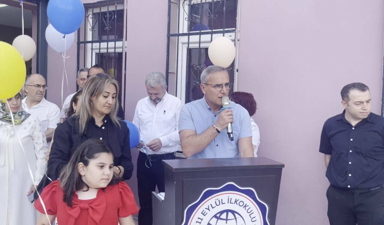 Bursa'da duygusal anlar: Lösemi'yi yenen arkadaşlarını bakın nasıl karşıladılar 6 bursada duygusal anlar losemiyi yenen arkadaslarini yuzlerce balonla karsiladilar 48c2e3d66022