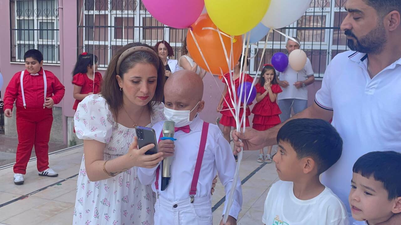 Bursa'da duygusal anlar: Lösemi'yi yenen arkadaşlarını bakın nasıl karşıladılar 2 bursada duygusal anlar losemiyi yenen arkadaslarini yuzlerce balonla karsiladilar 981d67ff802e
