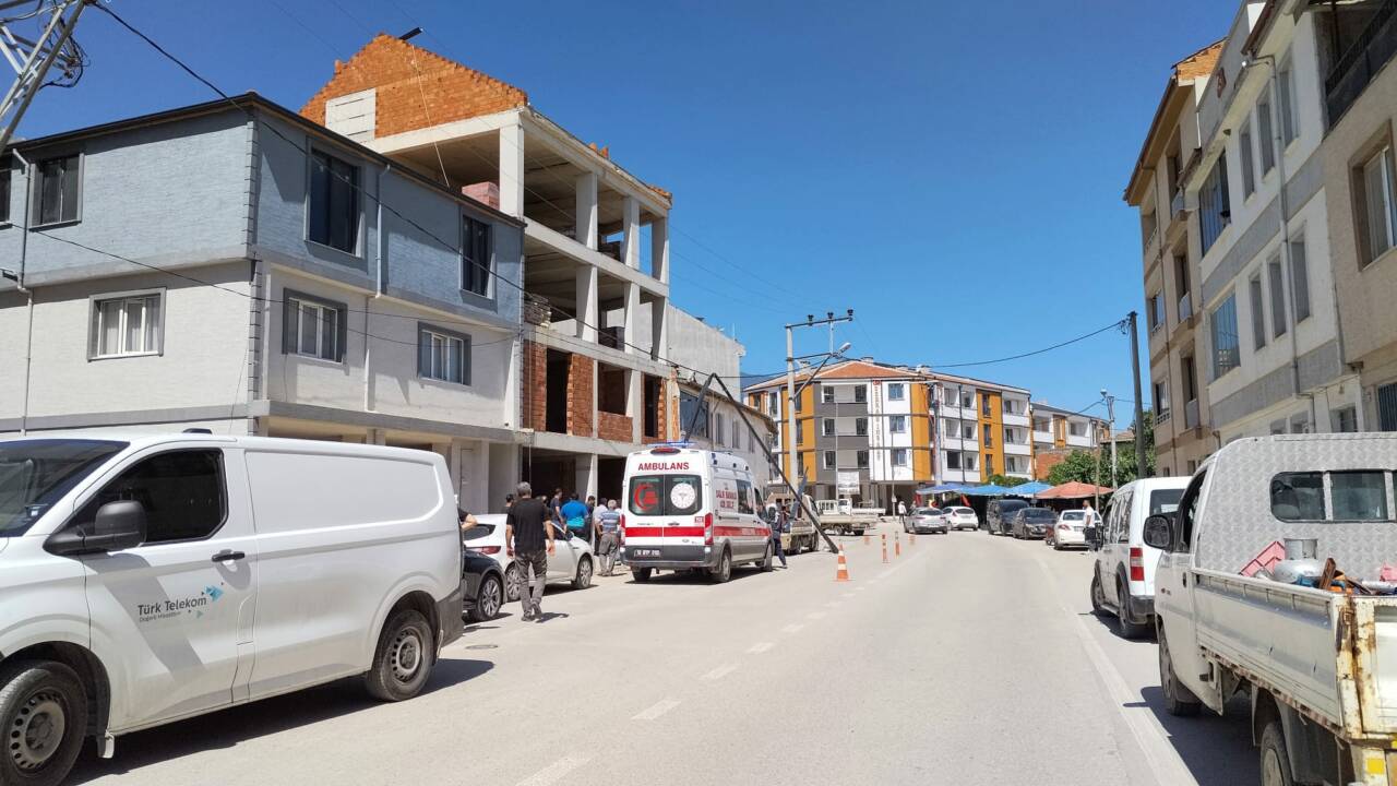 Bursa'da korkunç ölüm! 1 bursada elektrik akimina kapilarak yuksekten dusen isci oldue3be57395fa6