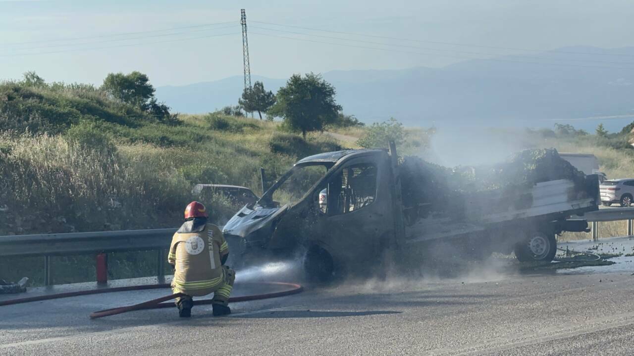 Bursa'da erik yüklü kamyonet yandı 1 bursada erik yuklu kamyonet yandi 1833f6647715