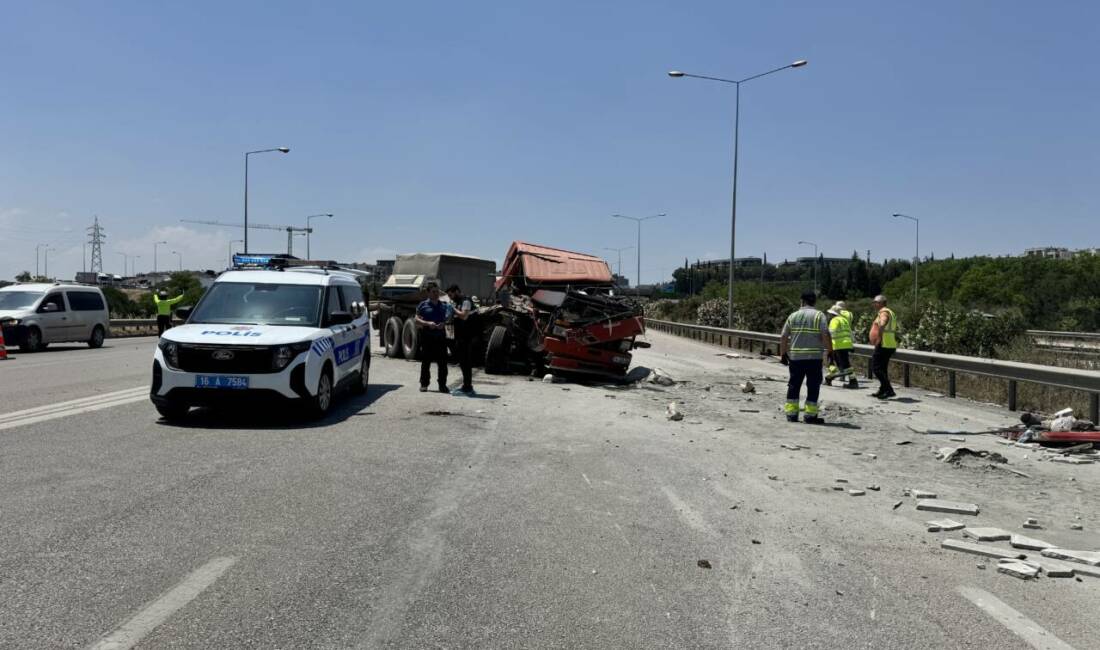 Bursa'da, kontrolden çıkıp 3 araca ve bariyere çarpan kamyonun sürücüsü