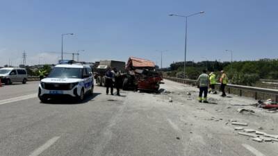 Bursa'da, kontrolden çıkıp 3 araca ve bariyere çarpan kamyonun sürücüsü
