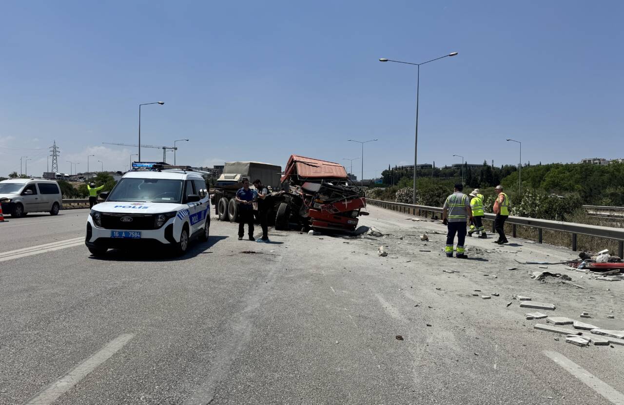 Bursa'da feci kaza: 1 ölü 1 bursada feci kaza 1 olu c500e7d49dc1