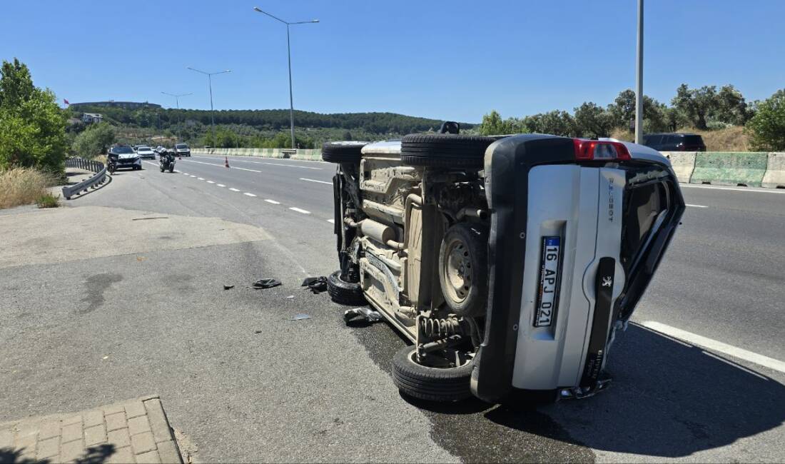 Bursa'nın Mudanya ilçesinde kontrolden çıkarak bariyerlere çarpan otomobilin takla atması