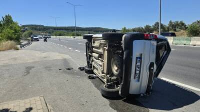 Bursa'nın Mudanya ilçesinde kontrolden çıkarak bariyerlere çarpan otomobilin takla atması