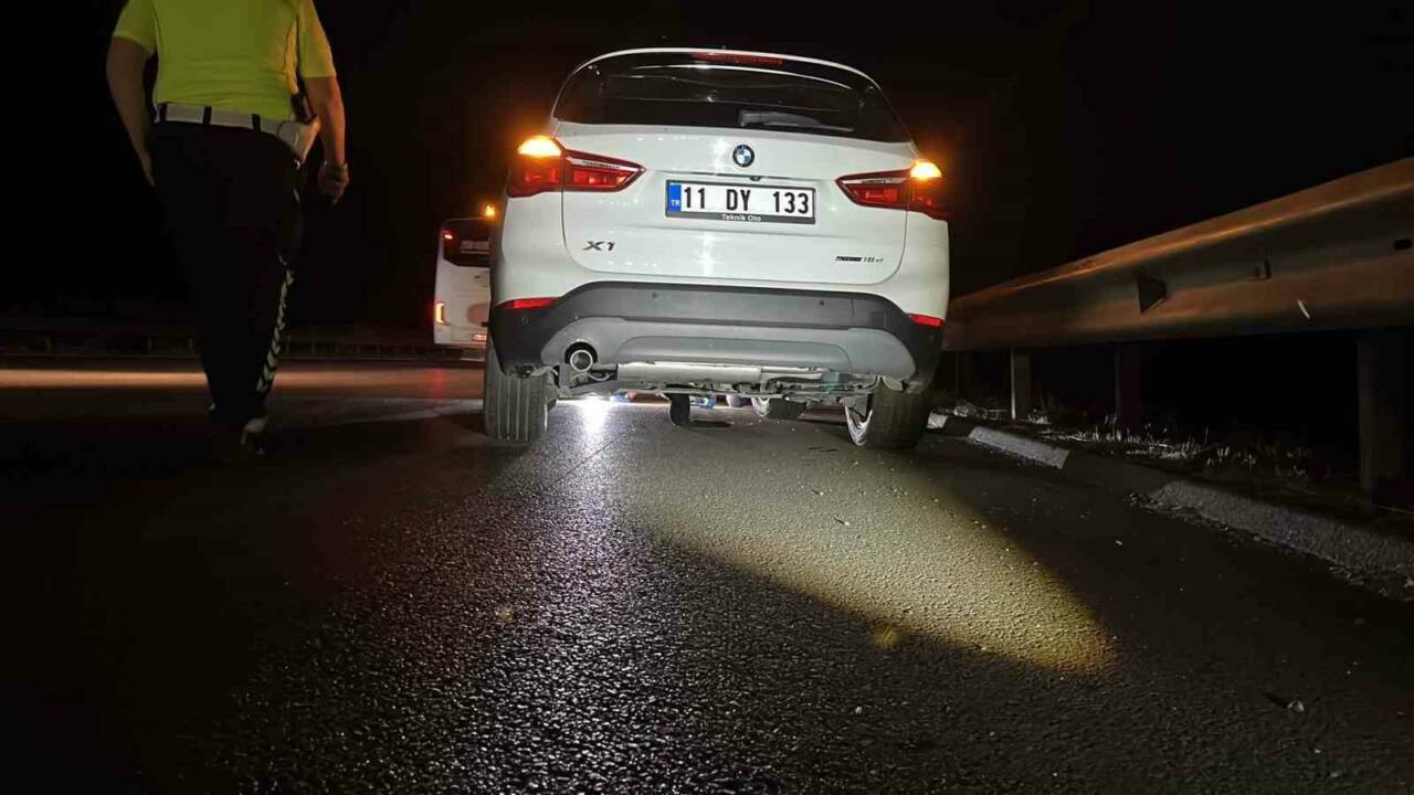 Bursa'da feci kaza: Otobanda yolun karşısına geçmeye çalıştı... 3 bursada feci kaza otobanda yolun karsisina gecmeye calisti 4a24afad2bdb