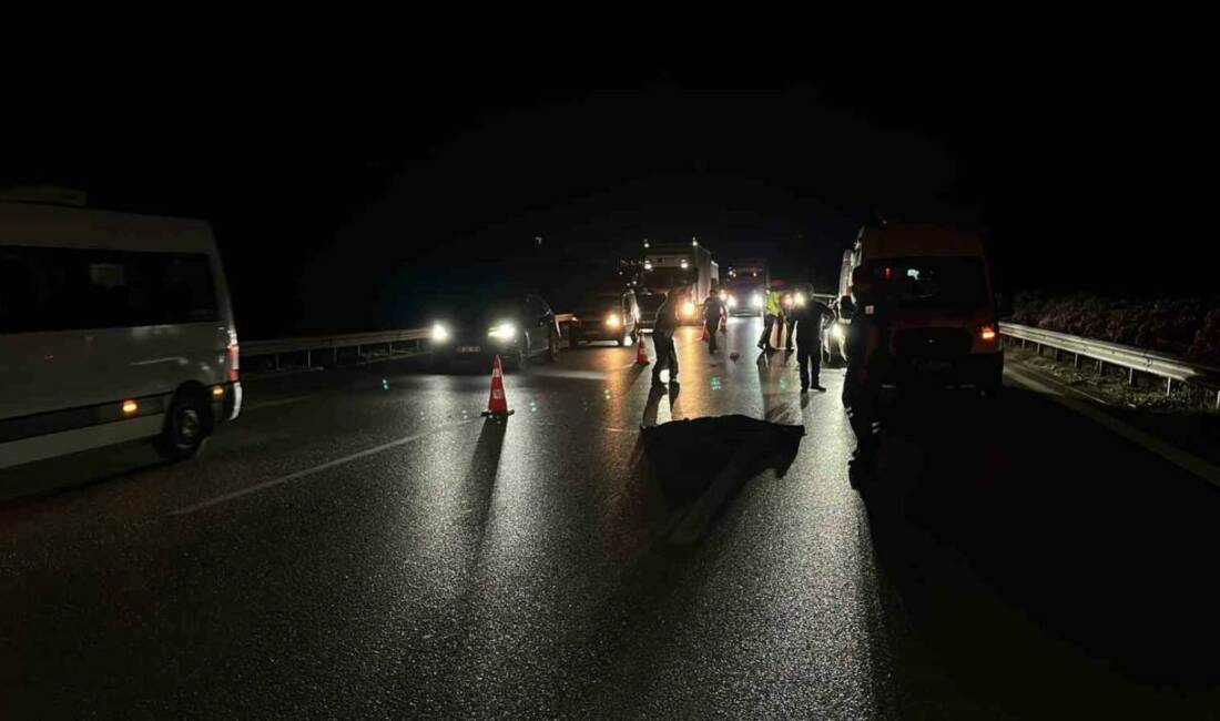 Bursa’da feci kaza: Otobanda yolun karşısına geçmeye çalıştı… Bursa’da iddiaya göre otobanda karşıdan karşıya geçmeye çalışan şahsa, seyir
