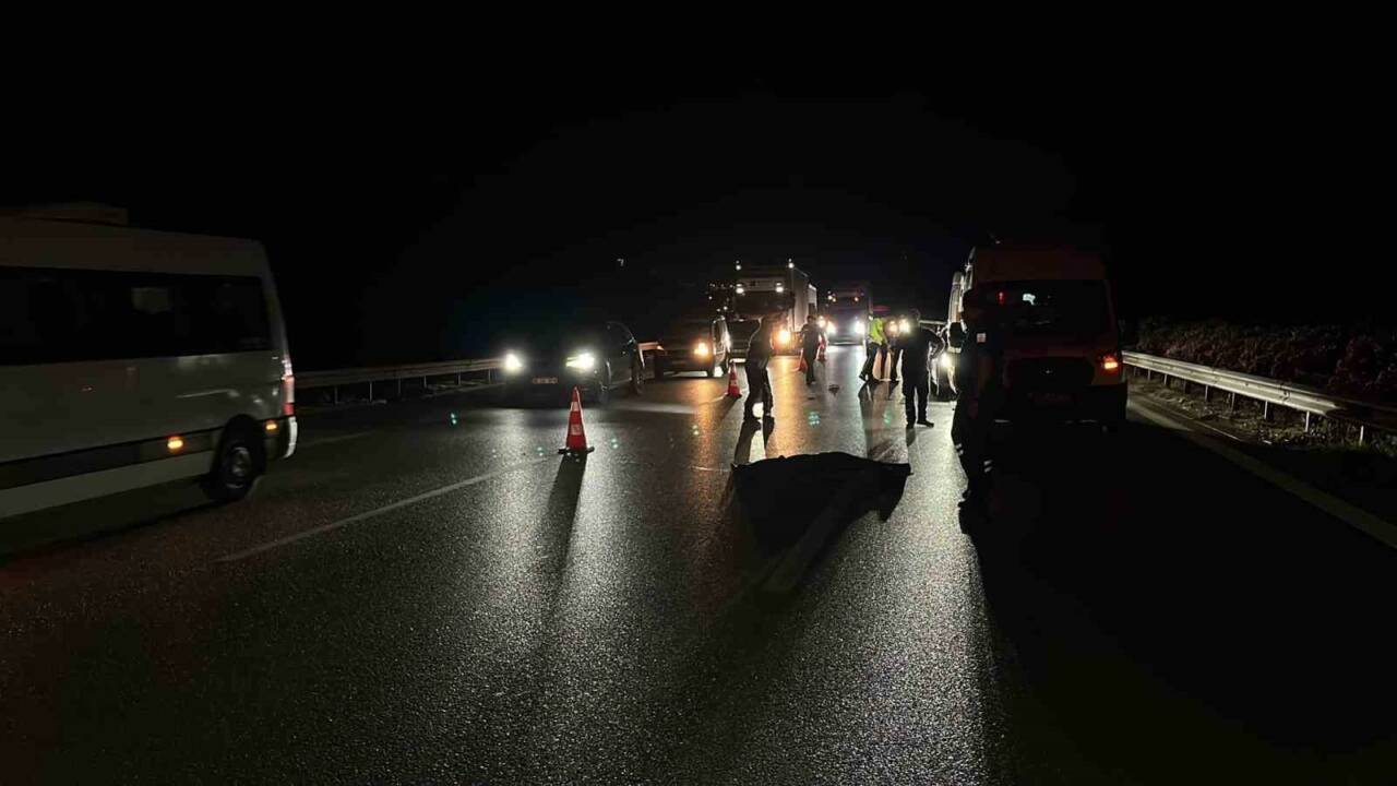 Bursa'da feci kaza: Otobanda yolun karşısına geçmeye çalıştı... 4 bursada feci kaza otobanda yolun karsisina gecmeye calisti bf68fe43dcc6