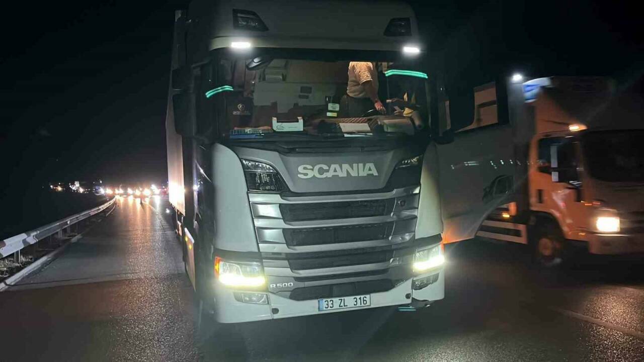 Bursa'da feci kaza: Otobanda yolun karşısına geçmeye çalıştı... 2 bursada feci kaza otobanda yolun karsisina gecmeye calisti cc53857787cc