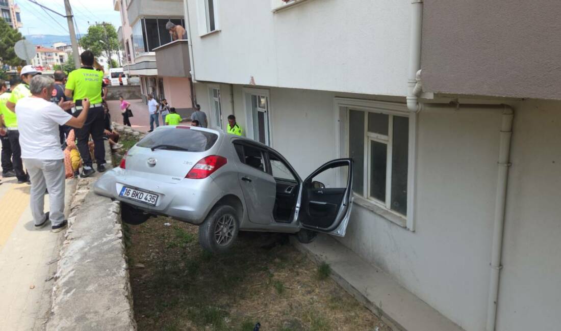Bursa’da feci kaza! Otomobil asılı kaldı; 2’si çocuk 3 yaralı Bursa'nın Orhangazi ilçesinde bir apartmanın bahçesine düşen ve arka kısmı