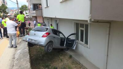 Bursa'nın Orhangazi ilçesinde bir apartmanın bahçesine düşen ve arka kısmı
