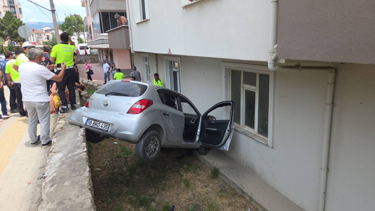 bursada feci kaza otomobil asili kaldi 2si cocuk 3 yarali 47a2ab713294