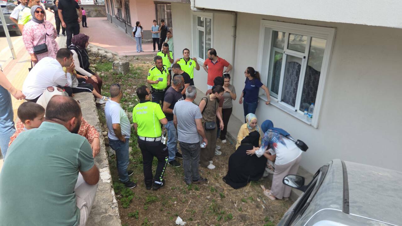 Bursa'da feci kaza! Otomobil asılı kaldı; 2'si çocuk 3 yaralı 7 bursada feci kaza otomobil asili kaldi 2si cocuk 3 yarali 48ea34f7f9ef