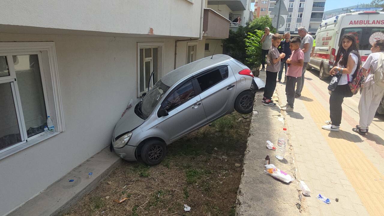 Bursa'da feci kaza! Otomobil asılı kaldı; 2'si çocuk 3 yaralı 8 bursada feci kaza otomobil asili kaldi 2si cocuk 3 yarali 5c807b89c8be