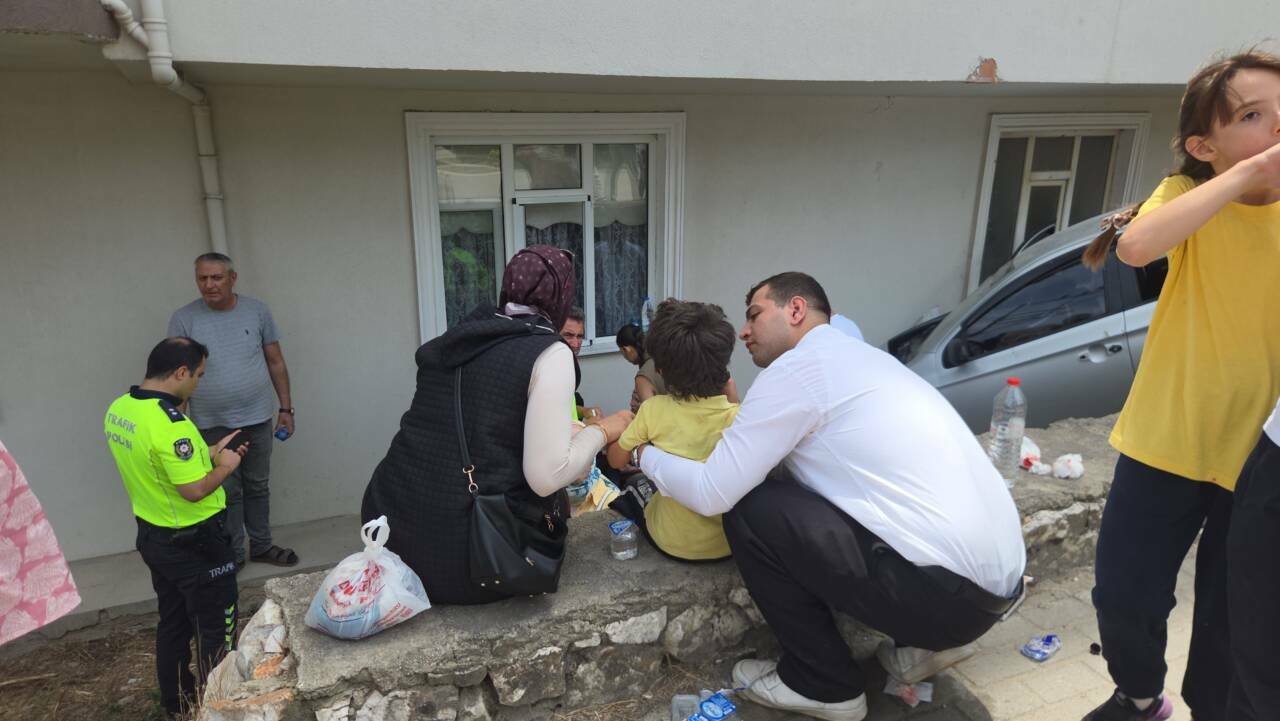Bursa'da feci kaza! Otomobil asılı kaldı; 2'si çocuk 3 yaralı 2 bursada feci kaza otomobil asili kaldi 2si cocuk 3 yarali a4234cd89908