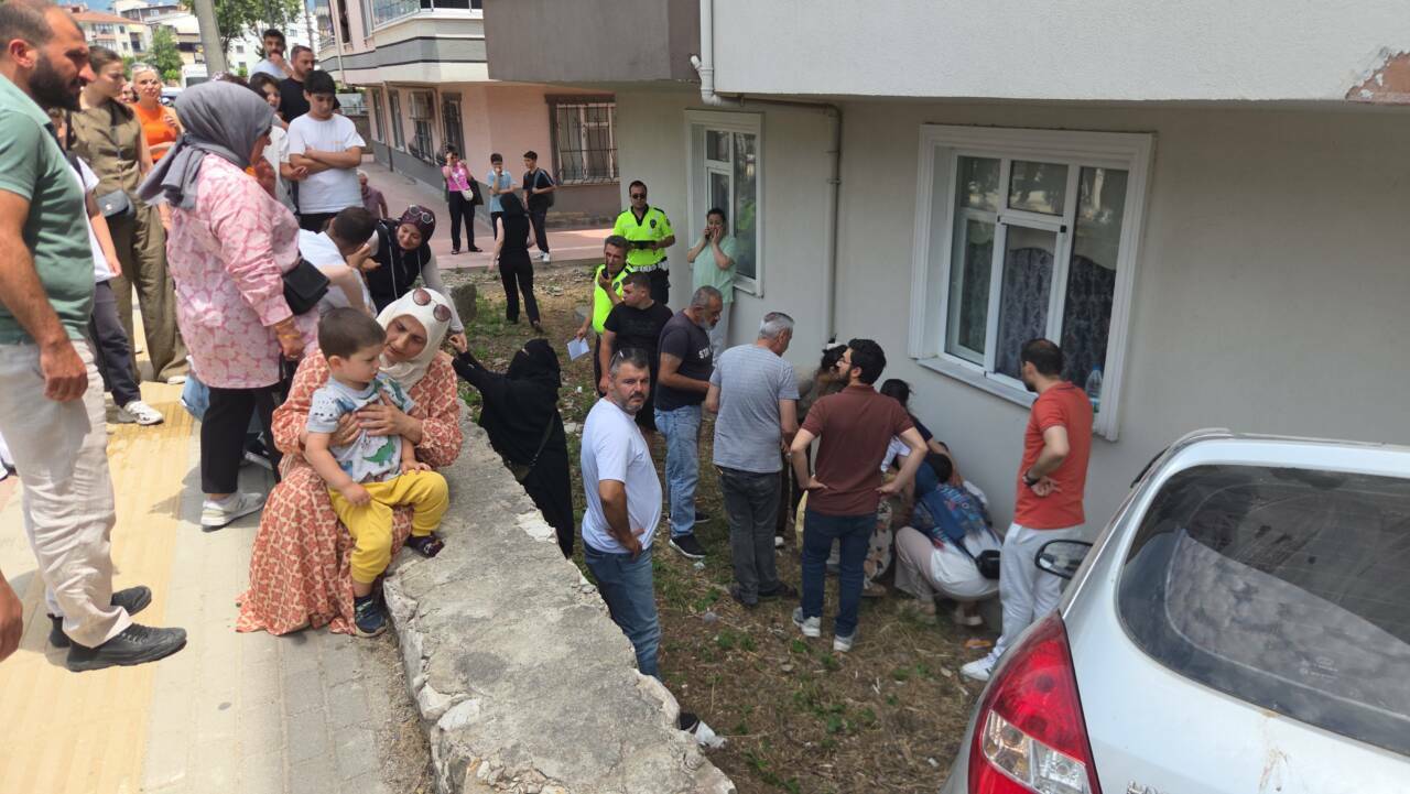 Bursa'da feci kaza! Otomobil asılı kaldı; 2'si çocuk 3 yaralı 6 bursada feci kaza otomobil asili kaldi 2si cocuk 3 yarali a60f16f5c1c4