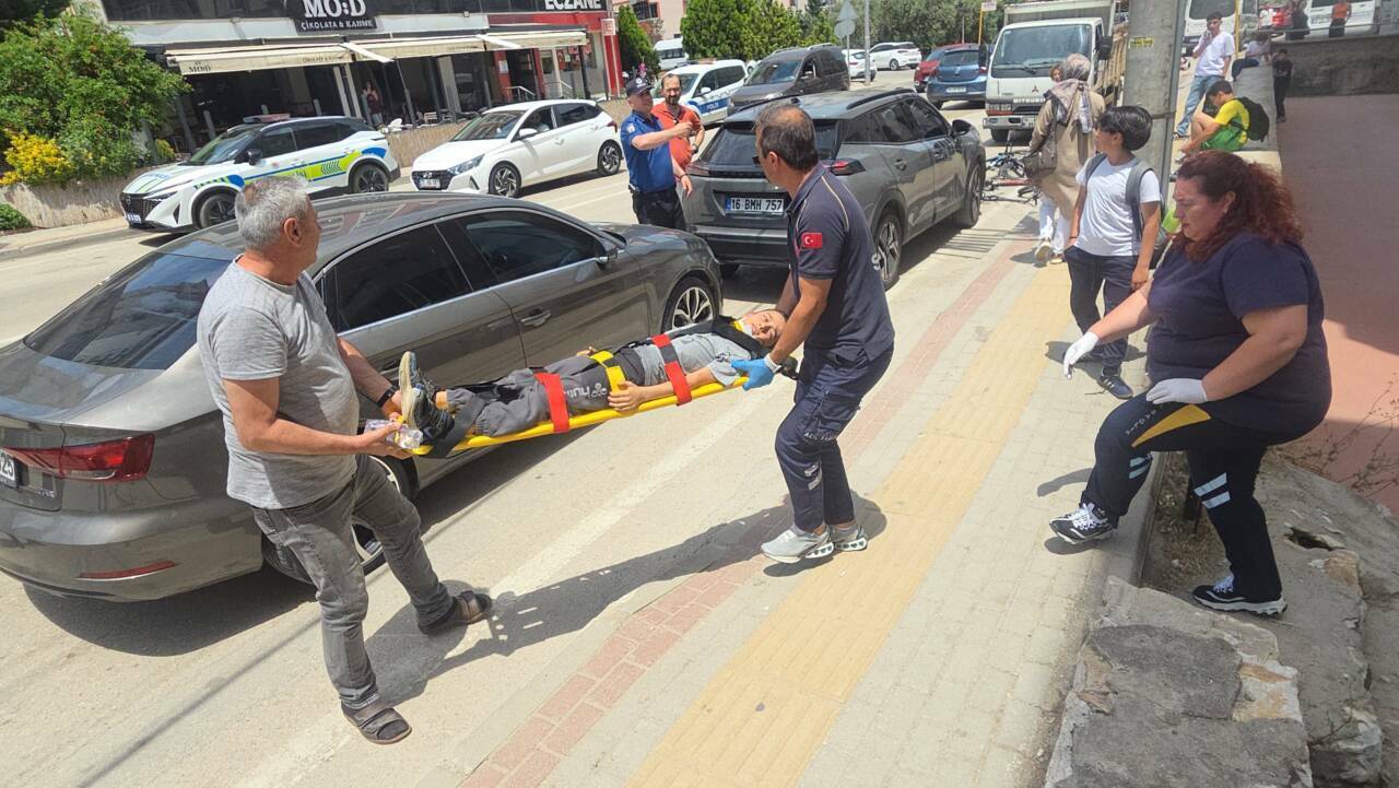 Bursa'da feci kaza! Otomobil asılı kaldı; 2'si çocuk 3 yaralı 5 bursada feci kaza otomobil asili kaldi 2si cocuk 3 yarali a8994c2ced50