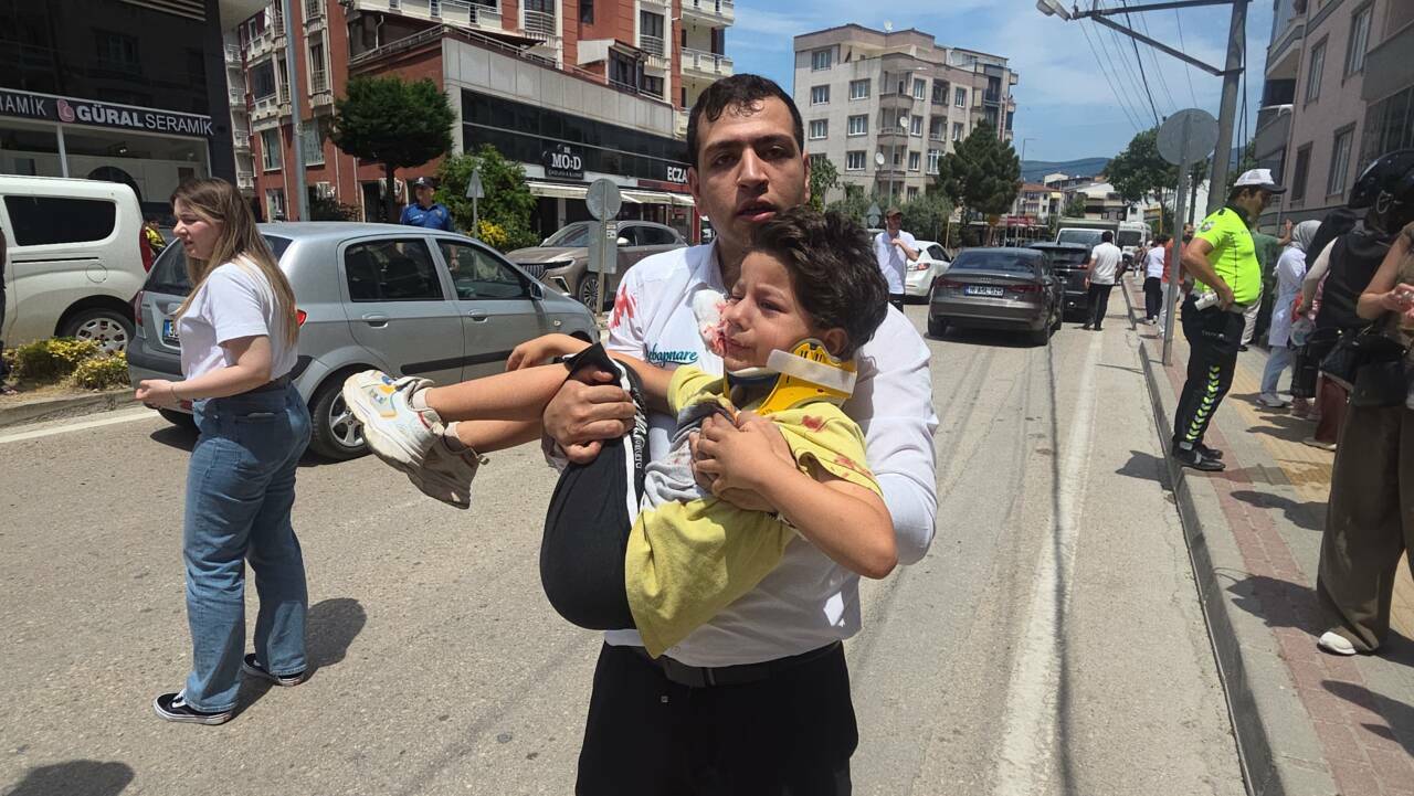 Bursa'da feci kaza! Otomobil asılı kaldı; 2'si çocuk 3 yaralı 3 bursada feci kaza otomobil asili kaldi 2si cocuk 3 yarali c4471d6c8aae