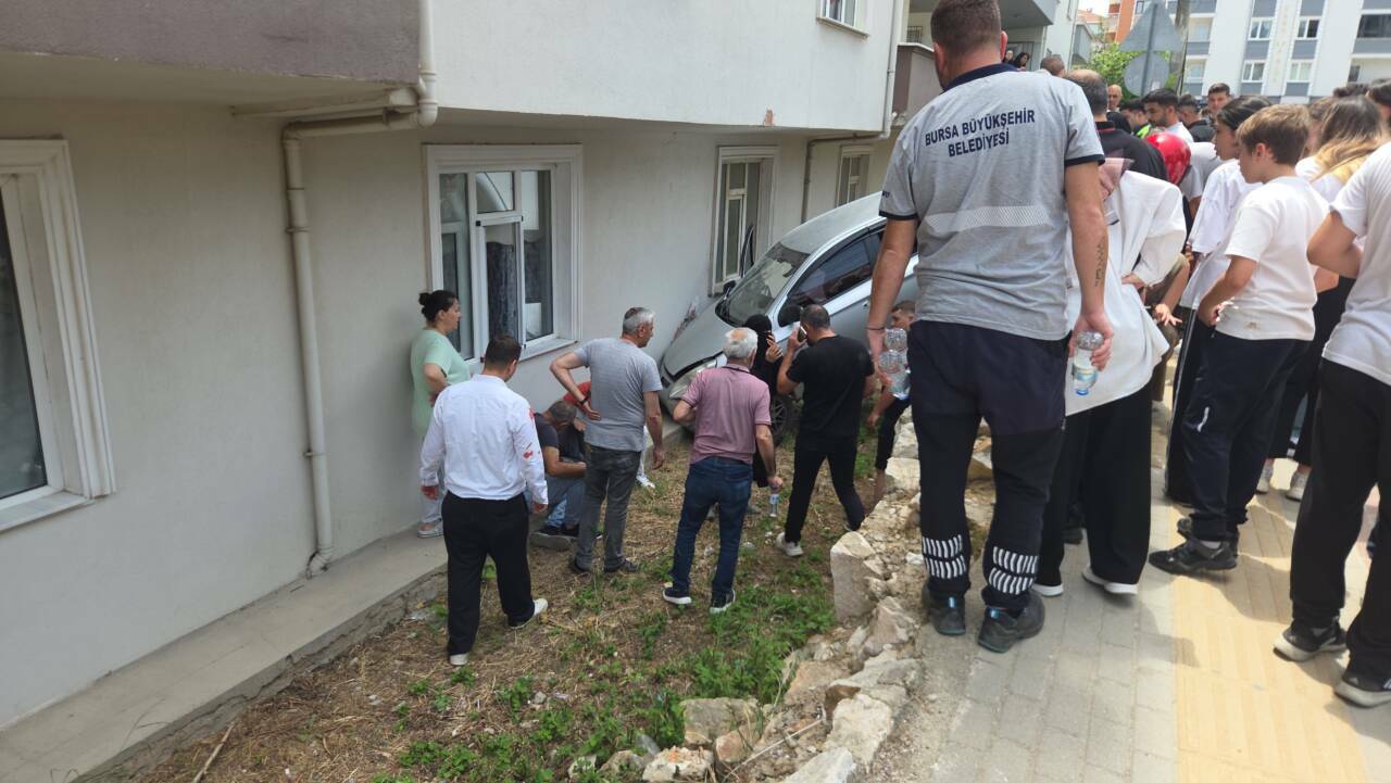 Bursa'da feci kaza! Otomobil asılı kaldı; 2'si çocuk 3 yaralı 4 bursada feci kaza otomobil asili kaldi 2si cocuk 3 yarali f25b1e67ee0b
