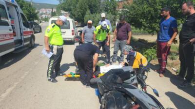 Bursa'nın Orhangazi ilçesinde hafif ticari aracın çarptığı motosiklet sürücüsü yaralandı.