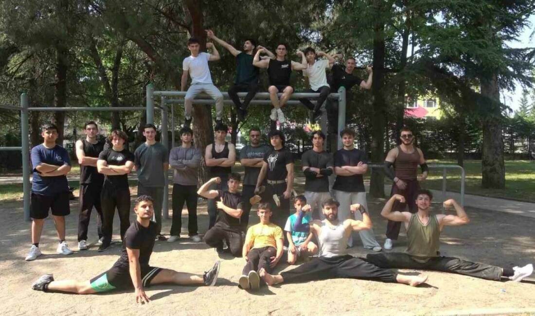Bursa’da gençler sokak sporlarında buluşuyor Bursa’da calisthenics (sokak antrenmanları) sporuyla ilgilenen gençler ve eğitmenler, hem