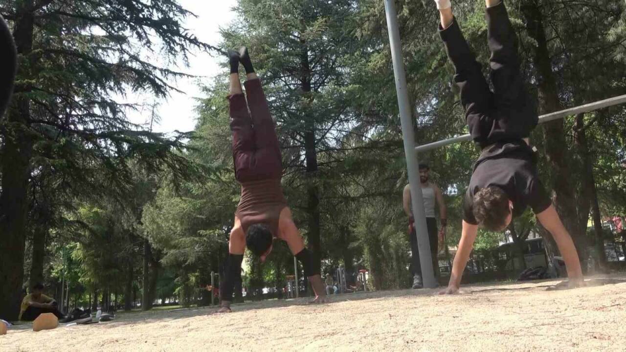 Bursa'da gençler sokak sporlarında buluşuyor 4 bursada gencler sokak sporlarinda bulusuyor hedef kotu aliskanliklardan uzak nesiller cfa82e1fec71