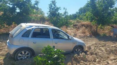 Bursa'nın İnegöl ilçesinde otomobilin meyve bahçesine girmesi sonucu 4 kişi