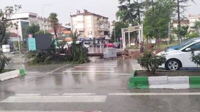 Bursa'nın Yenişehir ilçesinde aniden bastıran dolu ve sağanak ile kuvvetli
