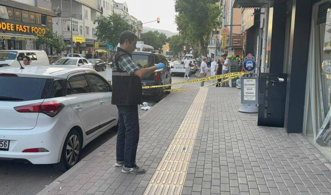Bursa’da iki grubun bıçaklı kavgası: 1 ölü, 1 yaralı Bursa’da, sanal medya üzerinden birbirlerine hakaret ettikten sonra cadde üzerinde