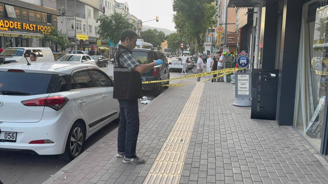 Bursa'da iki grubun bıçaklı kavgası: 1 ölü, 1 yaralı 3 bursada iki grubun bicakli kavgasi 1 olu 1 yarali 7df2d9cb30a2