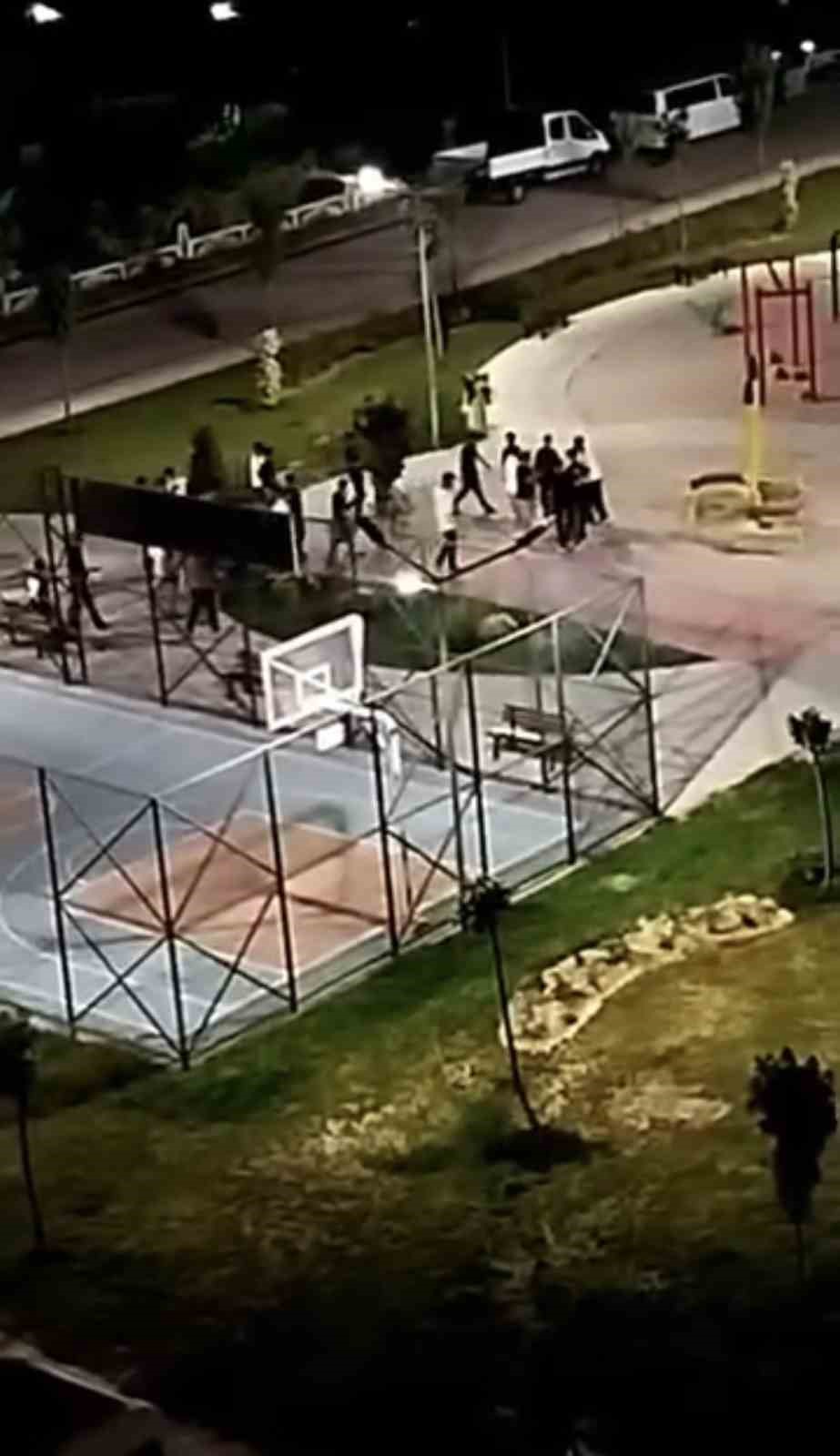 Bursa'da iki grup arasında kavga! Ortalık bir anda karıştı 1 bursada iki grup arasinda kavga ortalik bir anda karisti 08e408d910ad