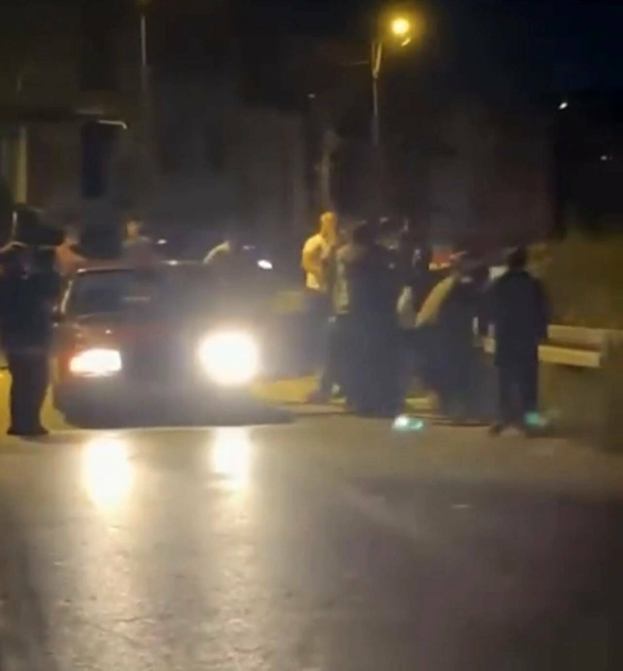 Bursa’da iki grup birbirine girdi: Tekme, tokat ve sopalar havada uçuştu 2 bursada iki grup birbirine girdi tekme tokat ve sopalar havada ucustu 1eceb0001d7a