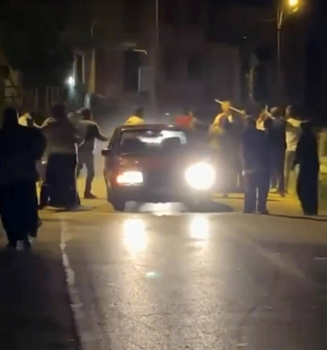 Bursa’da iki grup birbirine girdi: Tekme, tokat ve sopalar havada uçuştu 3 bursada iki grup birbirine girdi tekme tokat ve sopalar havada ucustu f5e673ea954a