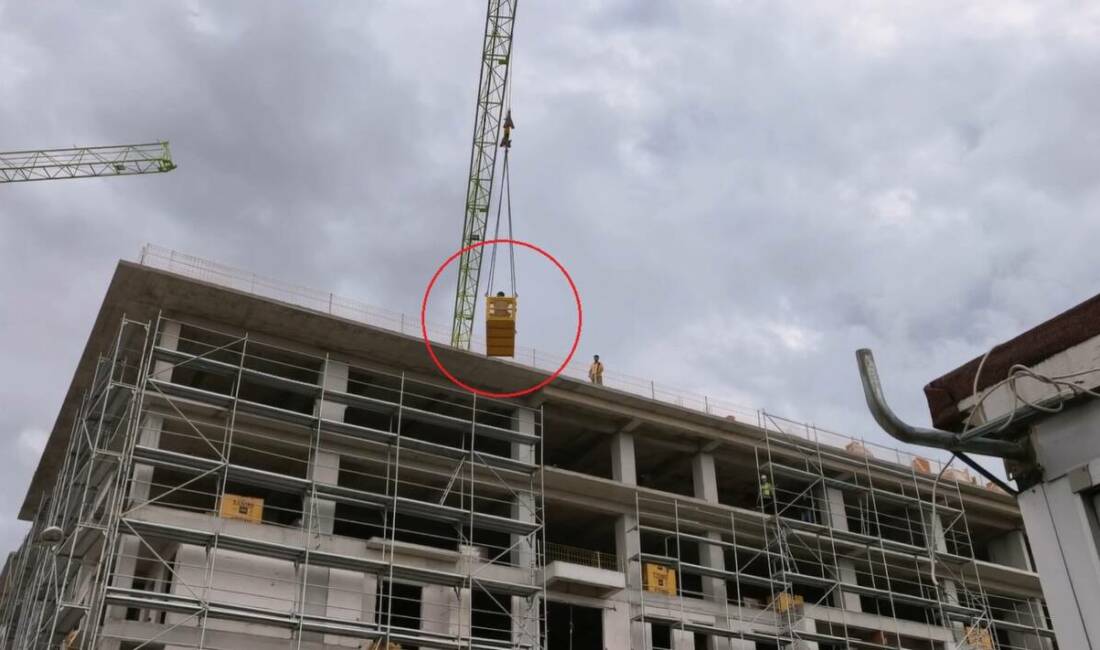 Bursa’da inşaatta zamanla yarış! Kule vinçle indirildi Bursa'nın İnegöl ilçesinde 6 katlı site inşaatında merdivenden düşerek yaralanan