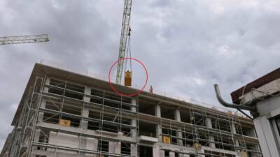 Bursa'nın İnegöl ilçesinde 6 katlı site inşaatında merdivenden düşerek yaralanan