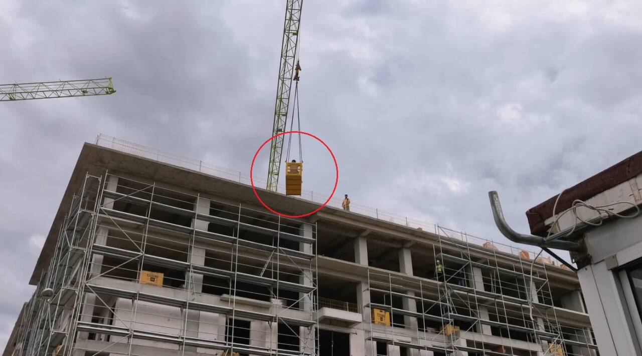Bursa'nın İnegöl ilçesinde 6 katlı site inşaatında merdivenden düşerek yaralanan