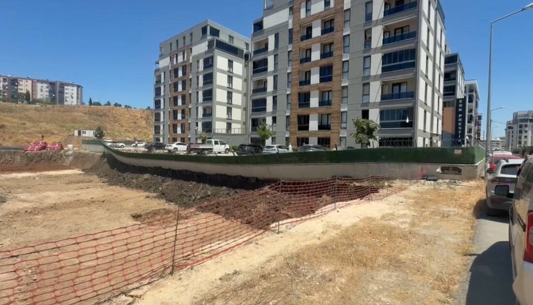Bursa’da yapımı devam eden bir inşaatın yanında bulunan bir sitenin