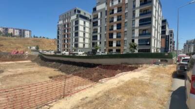 Bursa’da yapımı devam eden bir inşaatın yanında bulunan bir sitenin